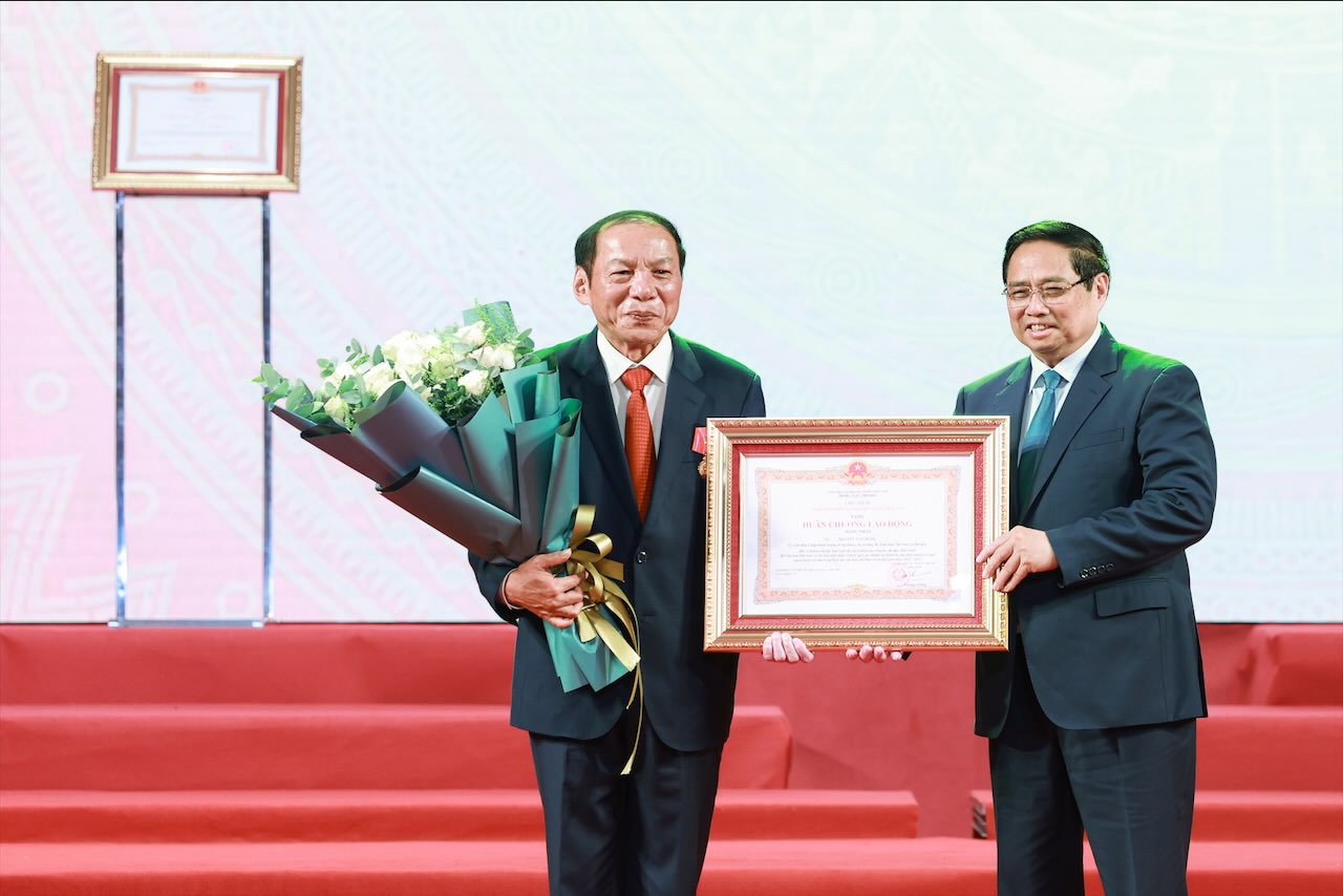 Thu tuong Chinh phu Pham Minh Chinh thay mat lanh dao Dang va Nha nuoc trao tang Huan chuong Lao dong hang Nhat cho Bo truong Bo Van hoa, The thao va Du lich Nguyen Van Hung. Anh: Hai Nguyen