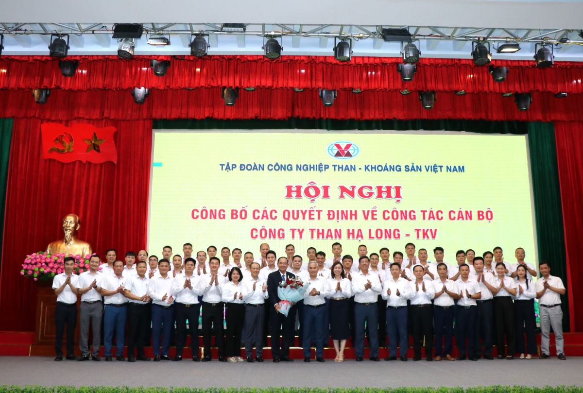 TKV、ハロン石炭会社のリーダーが、ファム・ズイ・フン党委員会書記、ハロン石炭会社の社長を祝福しました。写真:TKV