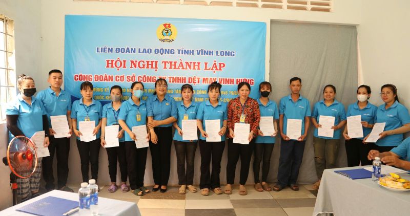 Vinh Long 지방 기업의 기초 노동조합 출범식. 사진: Hoang Loc