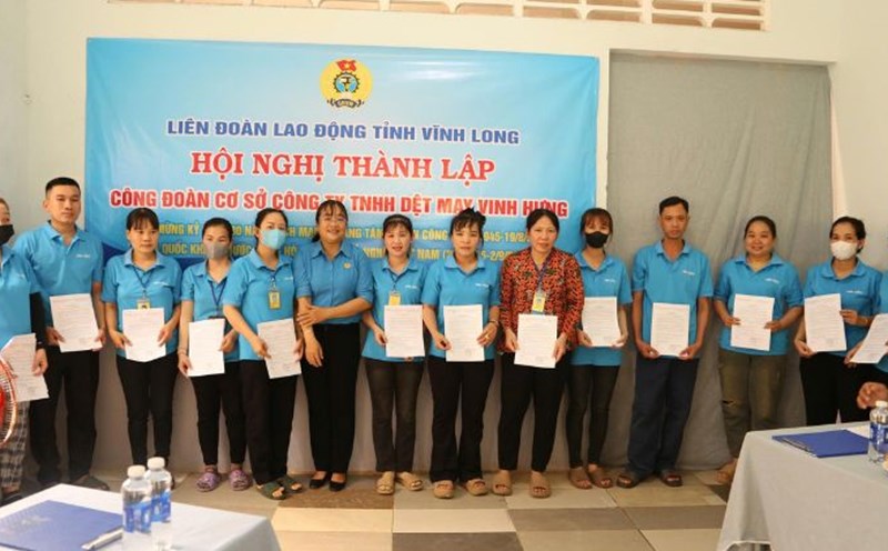 Launching ceremony of grassroots trade unions at enterprises in Vinh Long province. Photo: Hoang Loc
