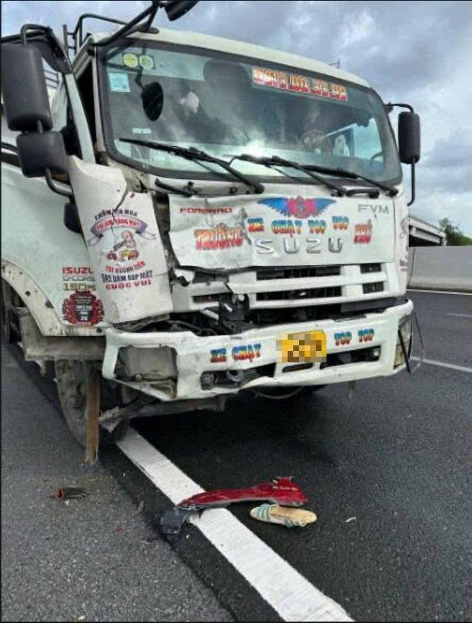 トラックは、ハノイ-ハイフォン高速道路での衝突後、先端の形状になった。写真:ハノイ-ハイフォン高速道路情報