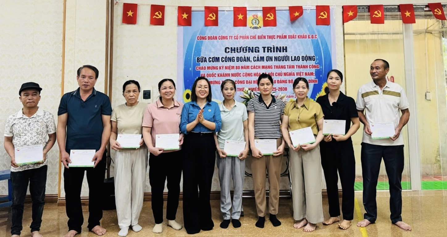 노동자들이 노동조합 식사에서 선물을 받고 있습니다. 사진: Tan Dinh 코뮌 노동조합