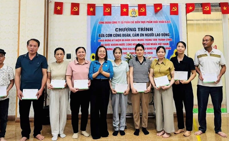 Workers receive gifts at the union meal. Photo: Tan Dinh Commune Trade Union