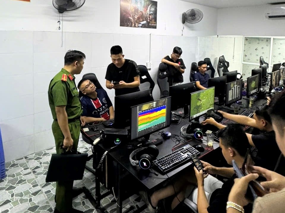 The ward police inspected a game and internet business establishment in the area. Photo: Hai Phong City Police