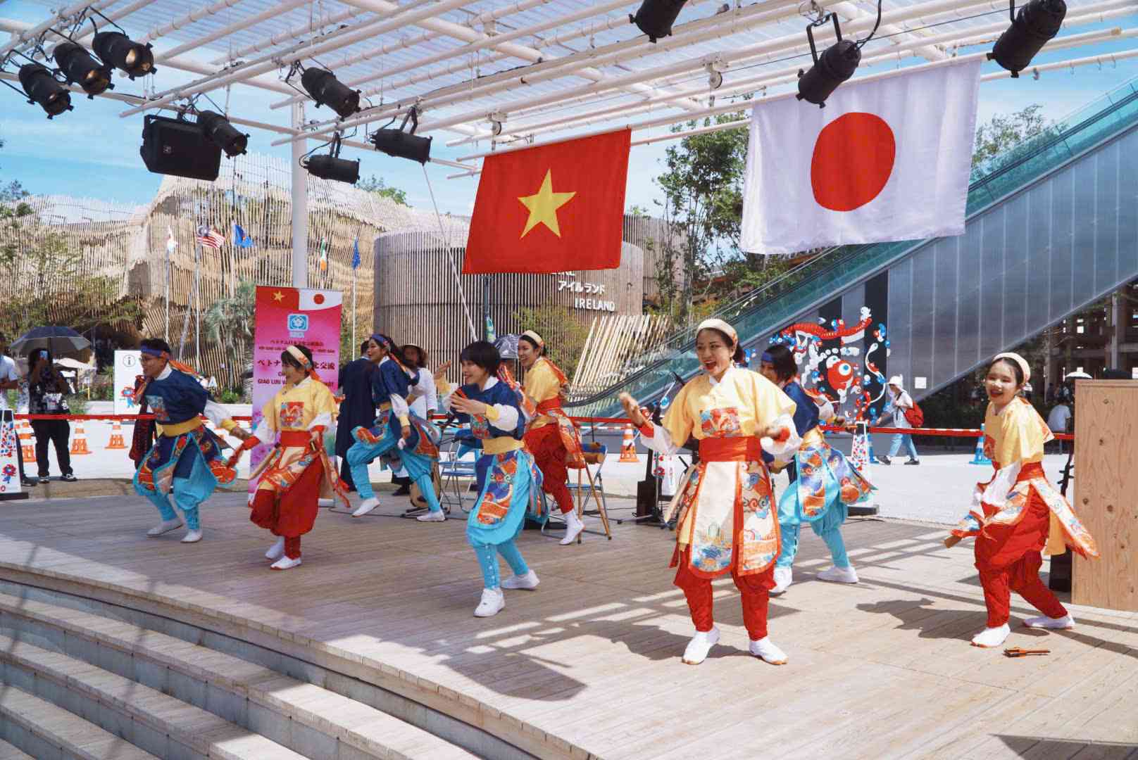Hai doi nhay yosakoi den tu Ha Noi khuay dong san khau tai Expo 2025. Anh: So Du lich thanh pho Ha Noi