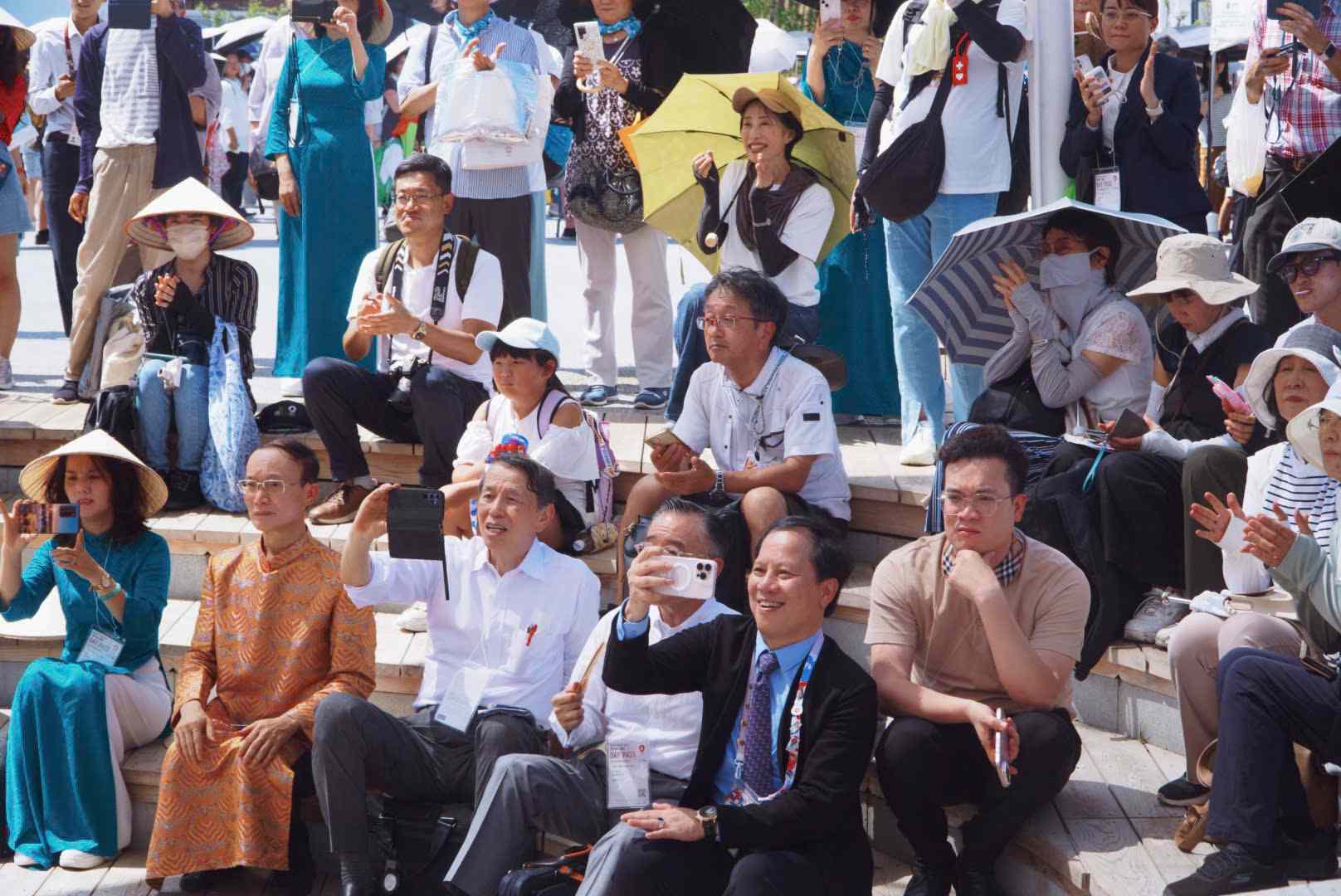 Khan gia quoc te hao hung xem man trinh dien nghe thuat. Anh: So Du lich thanh pho Ha Noi