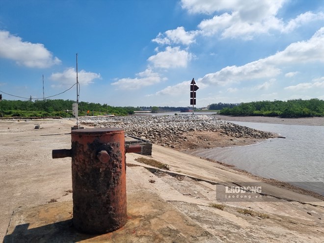 建設省は、内陸水路管理に関する規定について国民に回答したばかりです。写真:Luong Ha