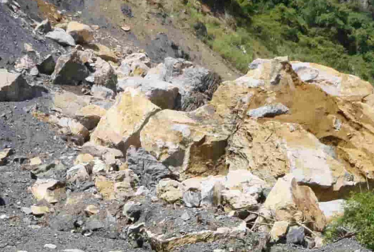 ニンビン省タンタイン村で、地滑りで行方不明になったocを採取していた女性の遺体を発見。写真:Dieu Anh