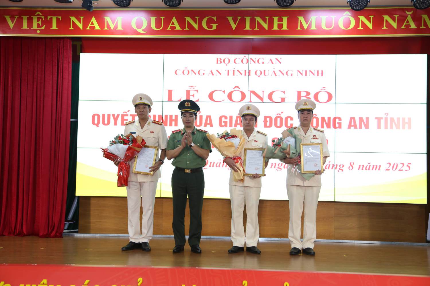 Major General Tran Van Phuc - Party Committee Secretary, Director of Quang Ninh Provincial Police - presented the appointment decision to 3 officers. Photo: Quang Ninh Provincial Police