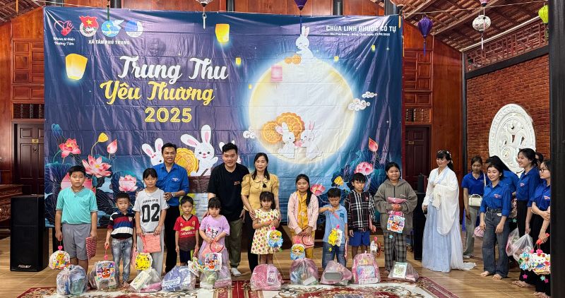 Cac em hoc sinh vui mung nhan phan qua y nghia nhan dip Trung thu. Anh: Hoang Loc