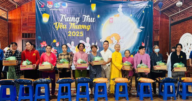 후원자와 지방 정부는 지역 사회의 기쁨을 나누기 위해 선물을 전달합니다. 사진: 호앙록