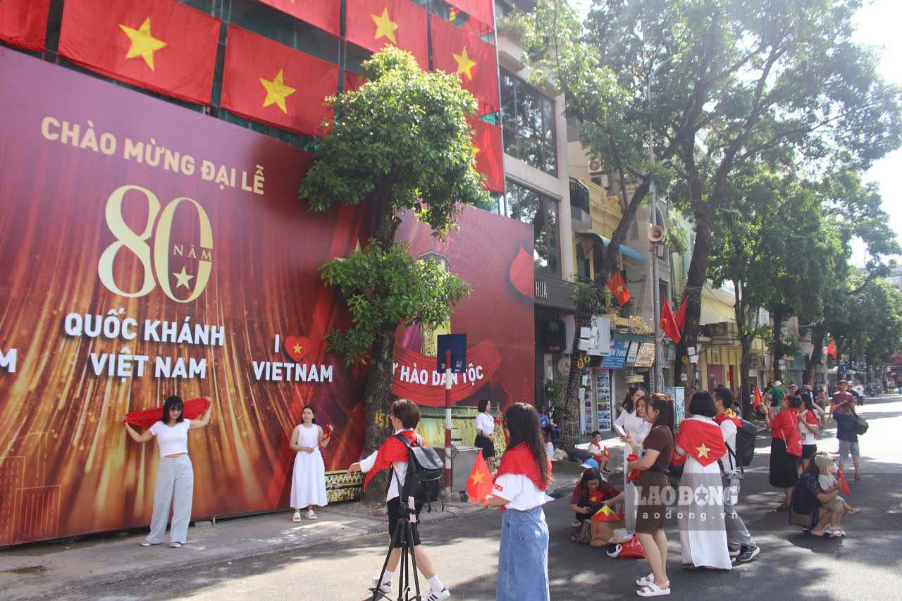 Ben canh khu vuc lang Bac, nhieu dia diem khac mang khong khi chao mung 80 nam Quoc khanh o Thu do Ha Noi duoc nguoi dan lua chon checkin: ho Guom, cot co Ha Noi, cac quan ca phe...