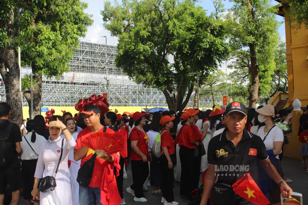 Hon 7 gio sang, tai khu vuc lang Bac, nguoi dan va du khach no nuc do ve checkin de co nhung khung hinh dep truoc them dai le 2.9.
