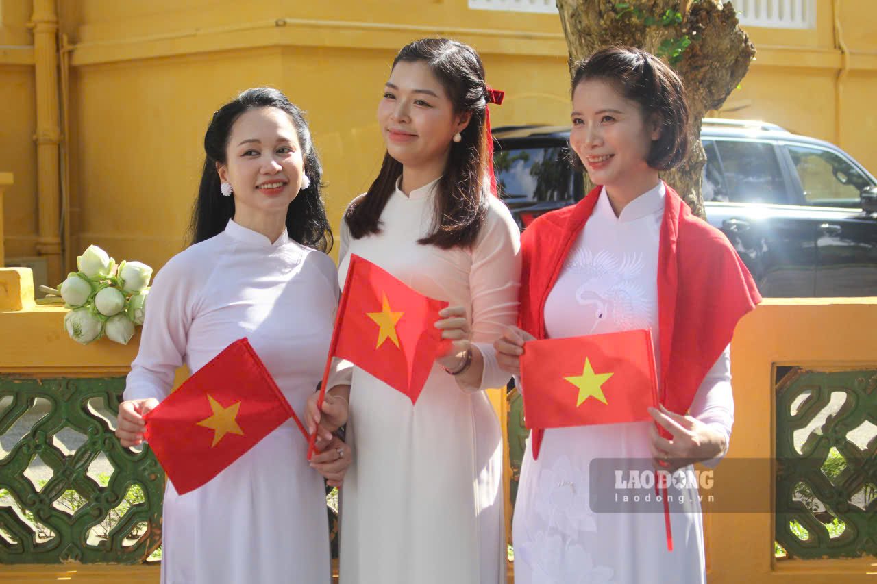 Da phan trang phuc, phu kien duoc nguoi dan, du khach lua chon la ao dai truyen thong, non la...mang khong khi dip ki niem 80 nam Quoc khanh.