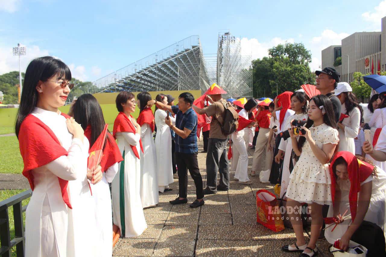 Chi Nguyen Minh Ngoc (23 tuoi, Cau Giay) cho biet, du la ngay cuoi tuan, chi va ban da day tu 4 gio sang de trang diem, chuan bi trang phuc cho buoi chup hinh tai lang Bac. “Khong khi tai lang Bac nhung ngay can ke dai le rat vui, nhon nhip. Du biet cuoi tuan se dong, phai xep hang cho den luot chup anh nhung chung toi deu mong co duoc nhung buc anh dep de luu giu ki niem“.