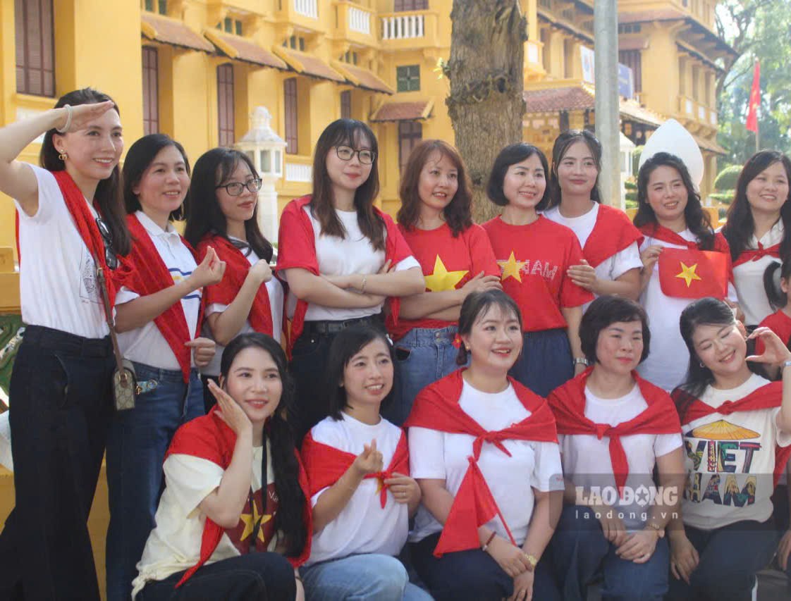 Nhieu gia dinh tranh thu cung nhau den chup anh va huong ung khong khi soi dong truoc them ngay ky niem trong dai cua dat nuoc.