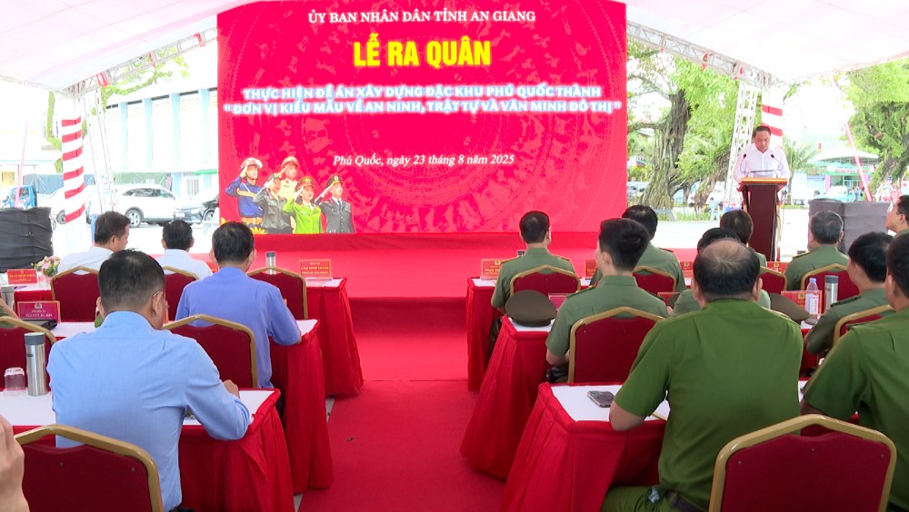 Quang canh le ra quan. Anh: Nam Phuong