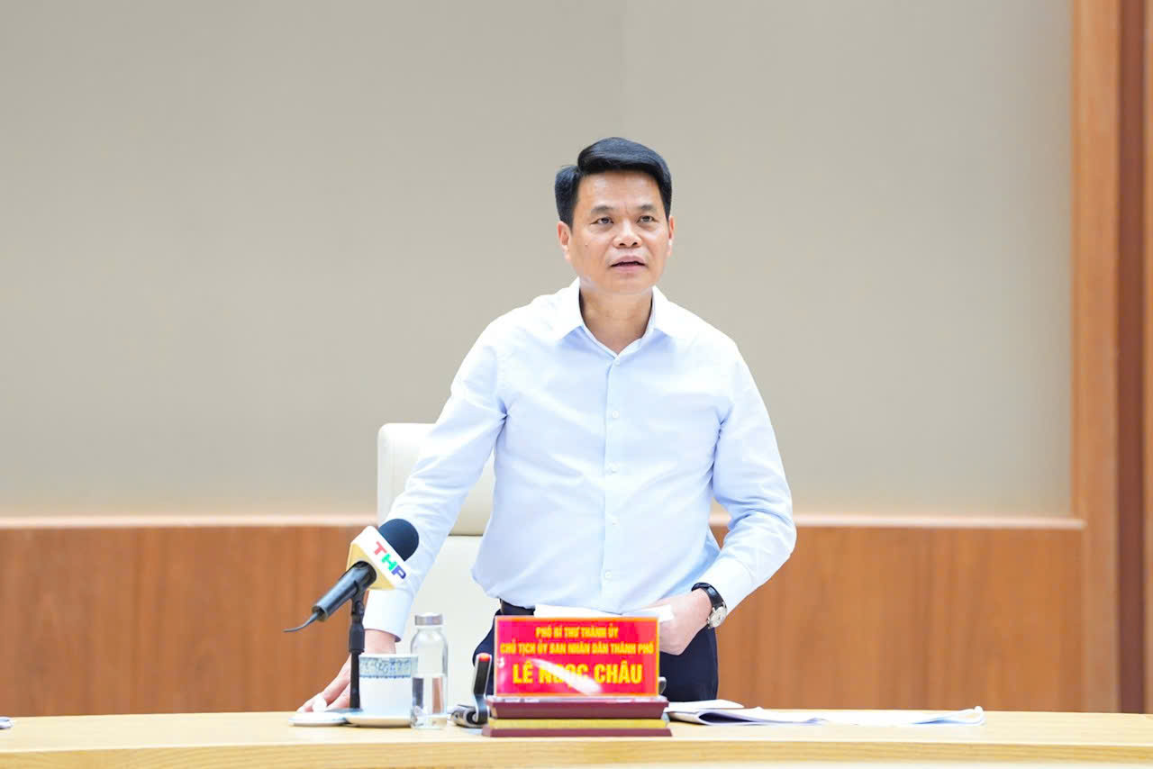 Le Ngoc Chau 시 인민위원회 위원장이 회의에서 지시 연설을 하고 있습니다. 사진: 하이퐁 전자 정보 포털