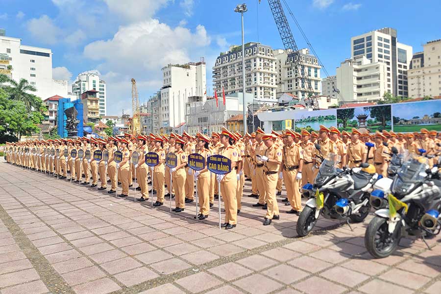 Hon 600 can bo, chien si CSGT tang cuong ve Ha Noi phuc vu su kien A80. Anh: Tien Trach