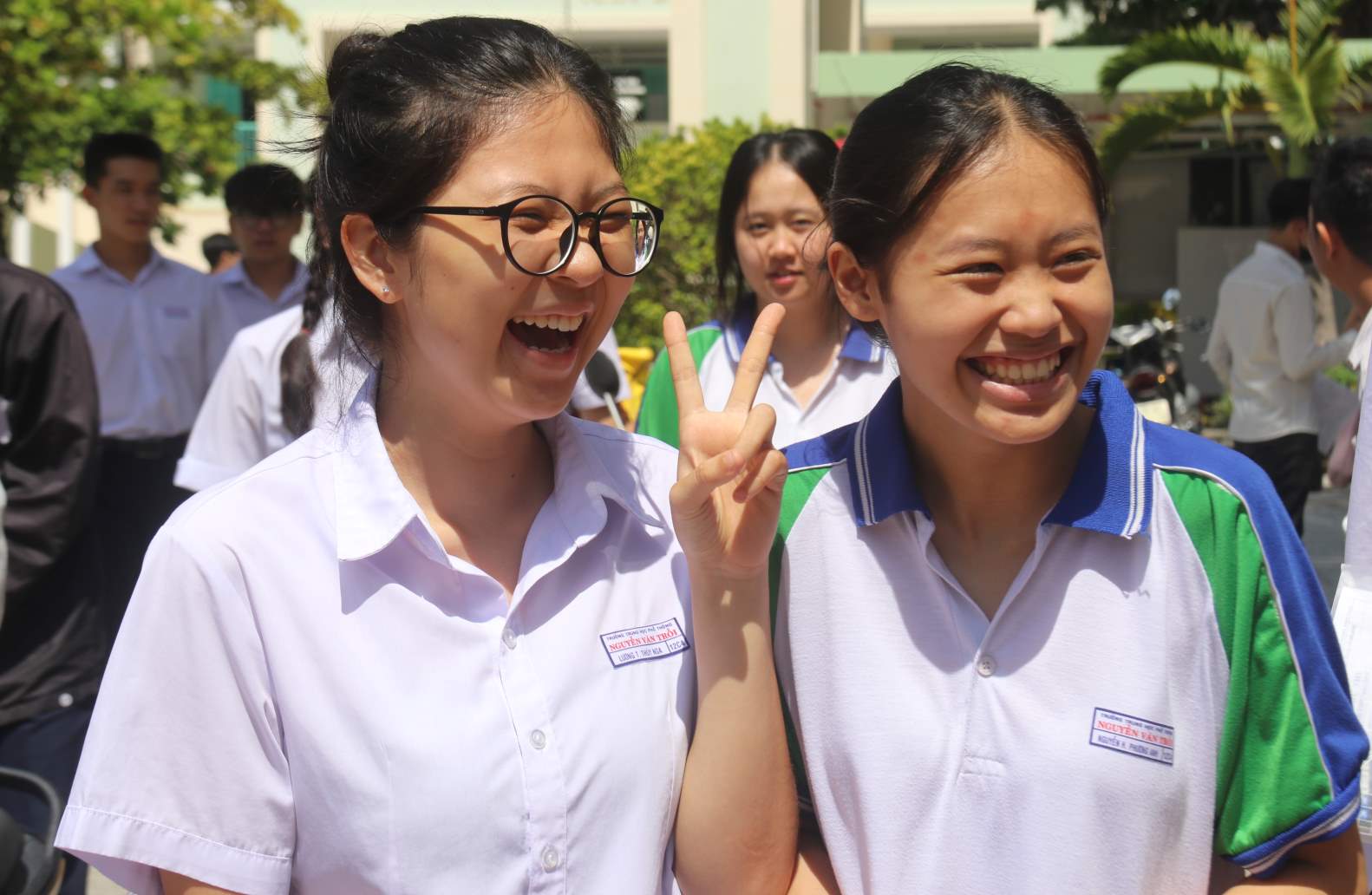 Candidates are happy when the admission score to Nha Trang University in 2025 is announced. Photo: Phuong Linh