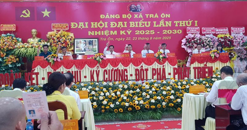 Dai bieu bieu quyet thong qua cac chi tieu, nhiem vu tai Dai hoi Dang bo. Anh: Hoang Loc