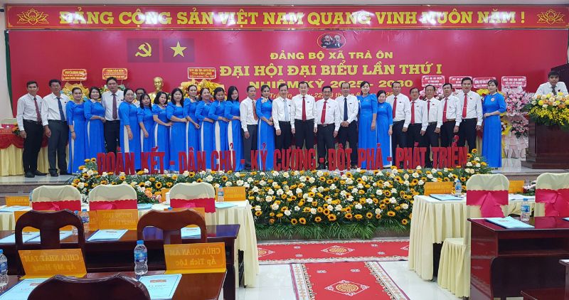 The Executive Committee of the Party Committee of Tra On Commune, Vinh Long for the 2025-2030 term took a souvenir photo. Photo: Hoang Loc