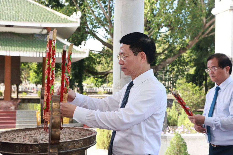 Bo truong Bo Khoa hoc va Cong nghe Nguyen Manh Hung dang huong tai Dai tuong niem Nghia trang liet si nganh Thong tin va Giao buu “R”.