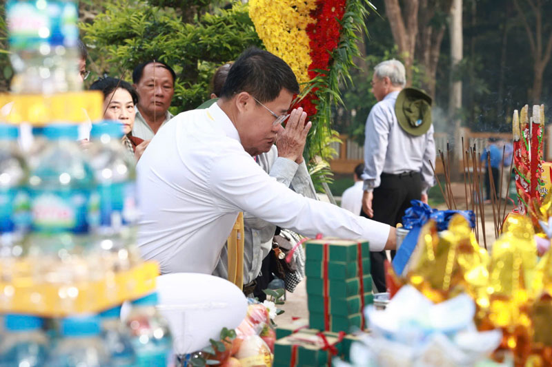 Ong Nguyen Truong Giang, Chu tich HDTV Tong cong ty Buu dien Viet Nam dang huong tuong niem.