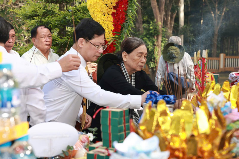 Ong Chu Quang Hao, Tong Giam doc Tong cong ty Buu dien Viet Nam dang huong tuong niem.