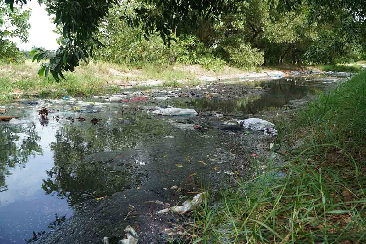Wastewater from Thien Cam Tourist Area flows black and foul. Photo: Tran Tuan.
