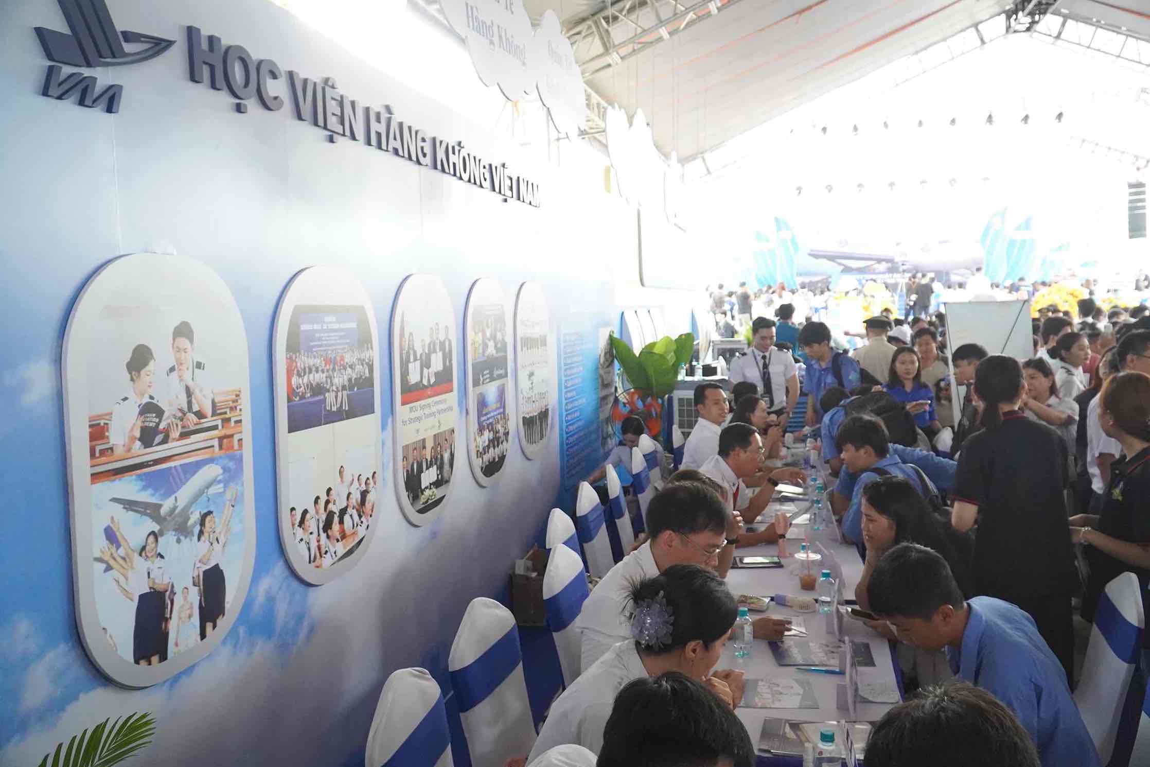 Nhieu hoc sinh, sinh vien tim hieu thong tin tai gian hang Hoc vien hang khong Viet Nam. Anh: HAC