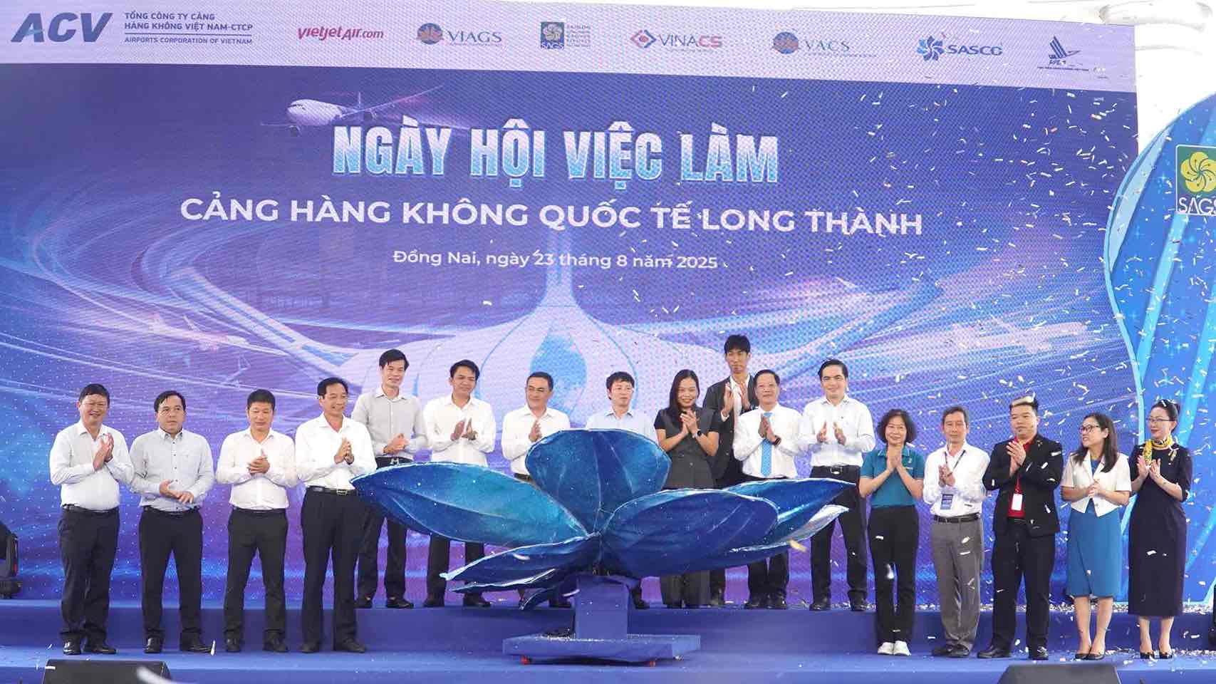 Lanh dao tinh Dong Nai, ACV va cac don vi hang khong cung Khai mac ngay hoi viec lam san bay Long Thanh voi hon 3.000 vi tri viec lam. Anh: HAC
