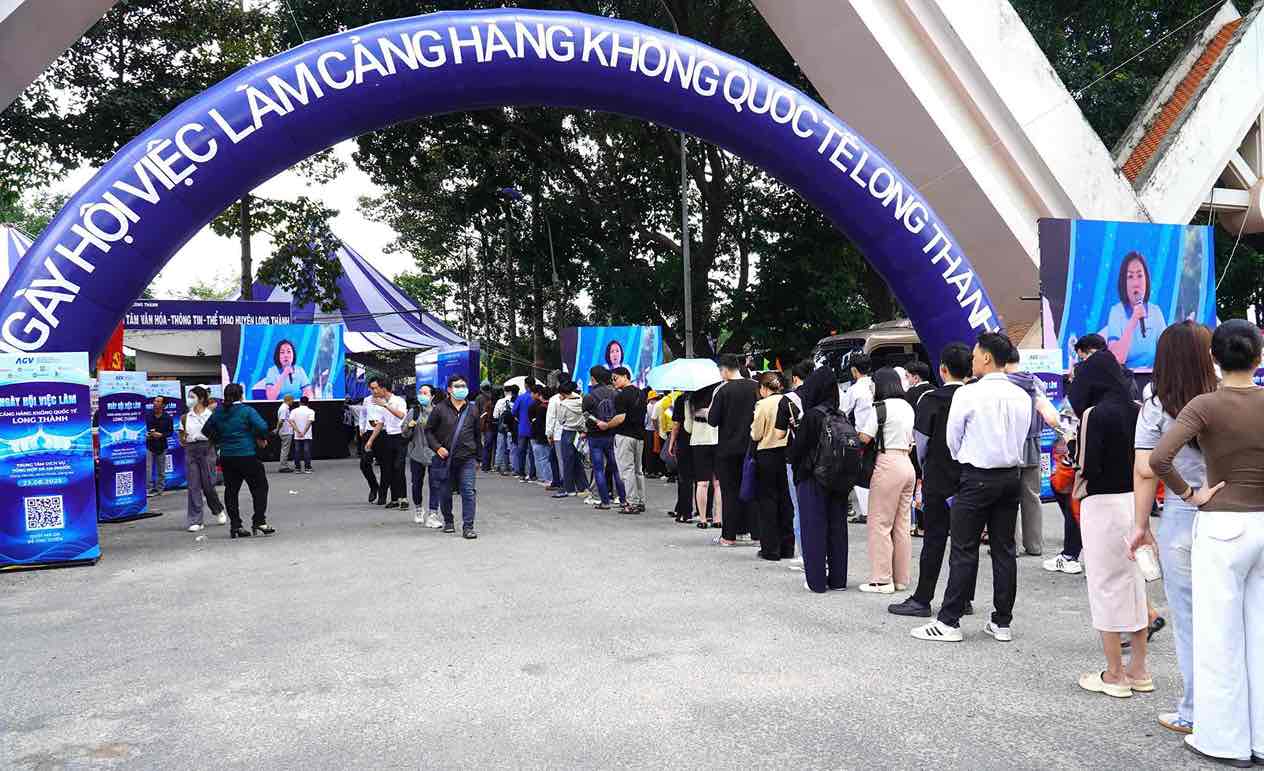 Hoc sinh, sinh vien va nguoi dan xep hang dai tu ngoai cong cho toi luot ung tuyen tai ngay hoi viec lam san bay Long Thanh. Anh: HAC