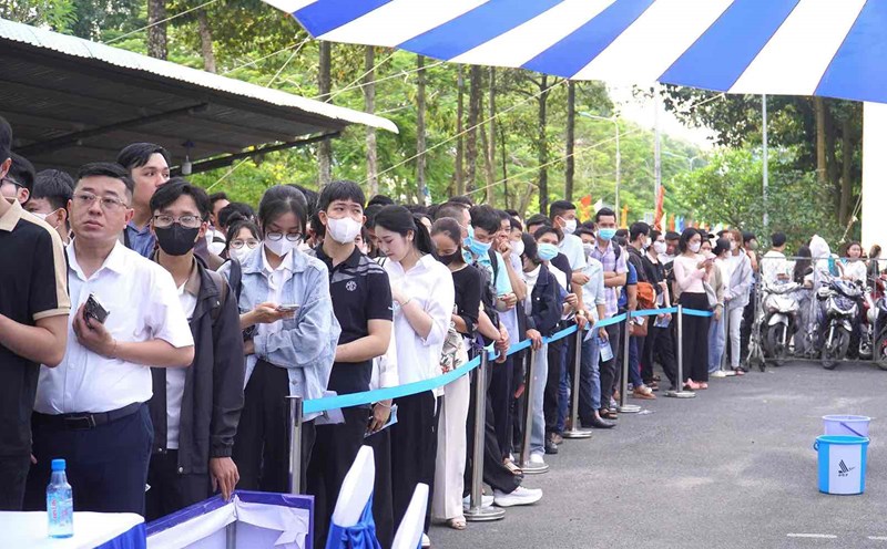 People lined up to find out information at the Long Thanh Airport Job Fair. Photo: HAC