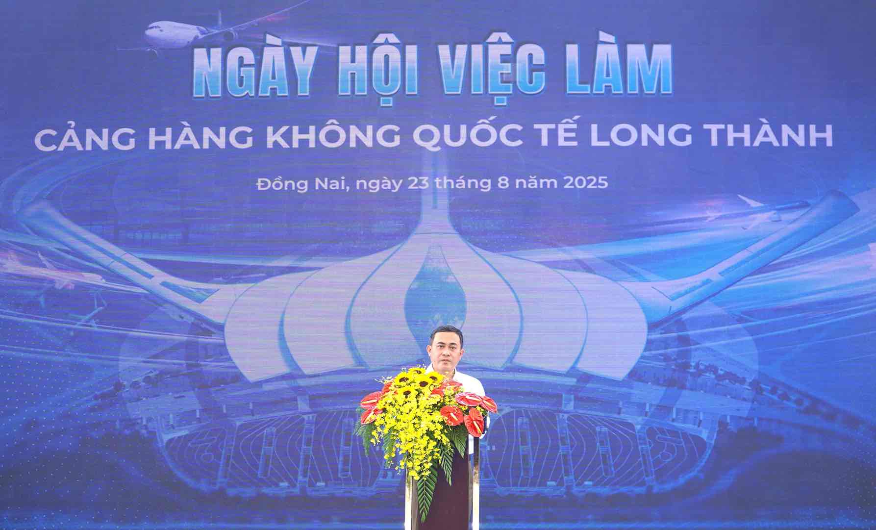 Ong Le Truong Son - Pho Chu tich UBND tinh Dong Nai de nghi uu tien viec lam cho nguoi dan dia phuong da nhuong dat de xay dung san bay Long Thanh. Anh: HAC