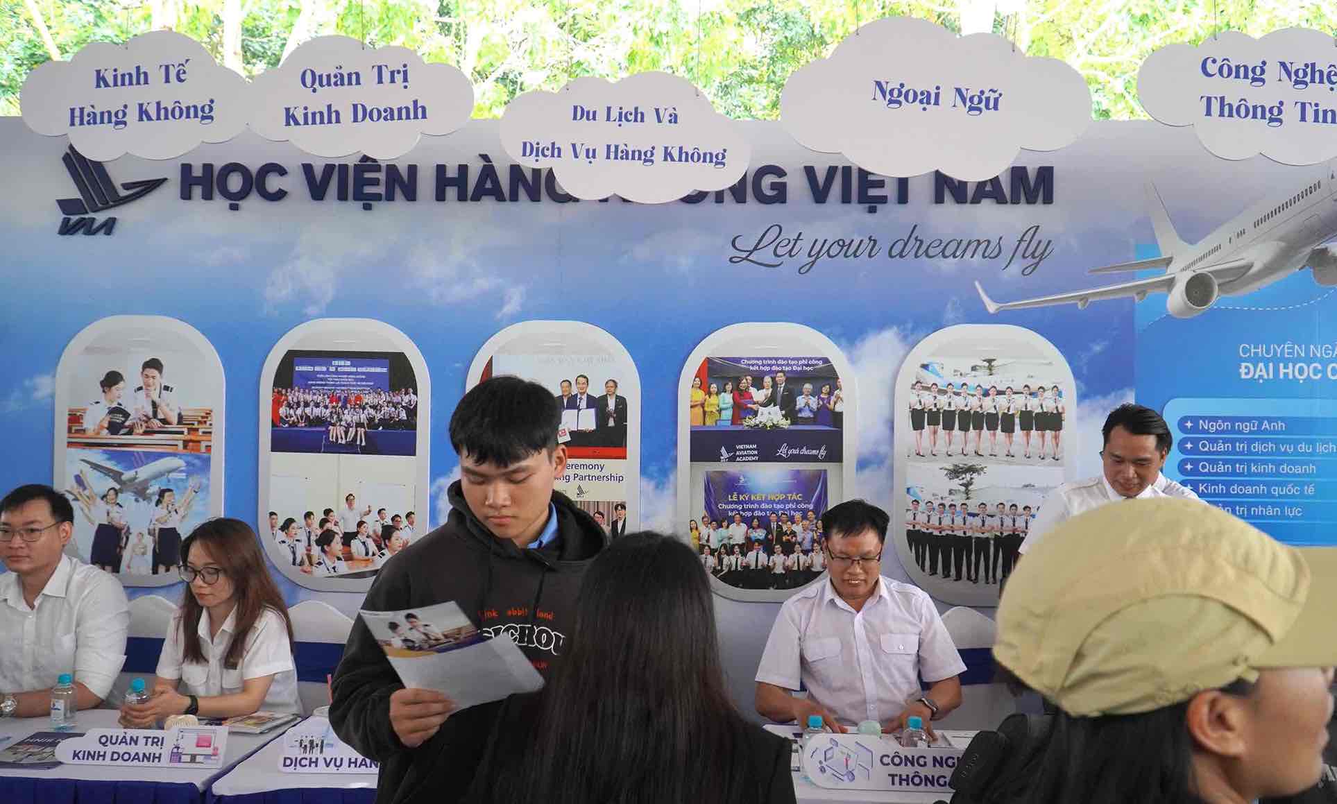 Gian hang Hoc vien hang khong Viet Nam thu hut nhieu nguoi tham gia. Anh: HAC
