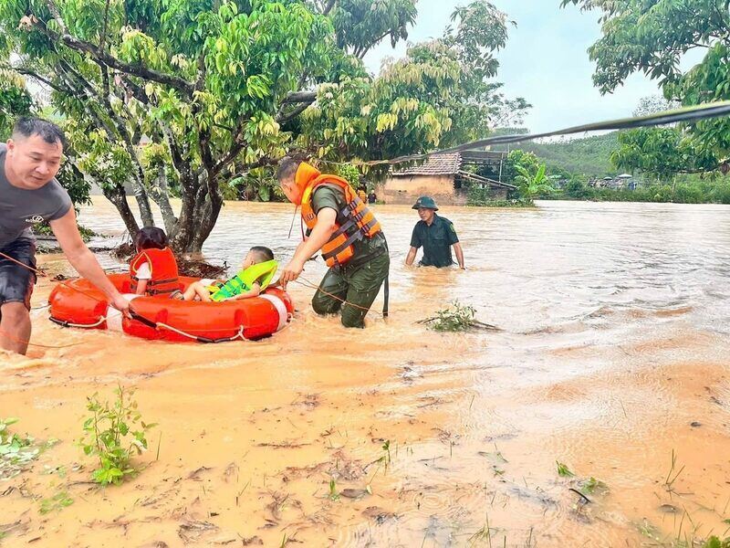 The Chairman of Lang Son Provincial People's Committee directed the addition of the list of motorboats to the list of public procurement for communes that are often flooded. Photo: Provided by the police