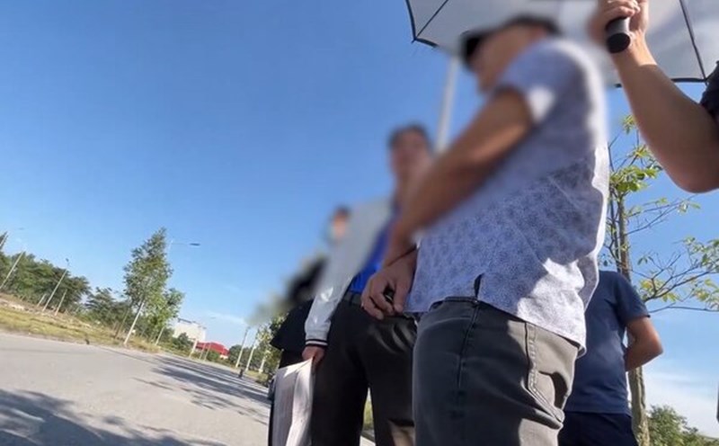 Brokers take visitors to see land at a housing project in Yen Phong (Bac Ninh). Photo: Van Truong