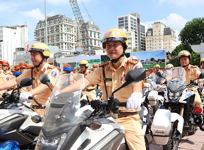More than 600 traffic police officers and soldiers were reinforced for Hanoi. Photo: V. Tuan