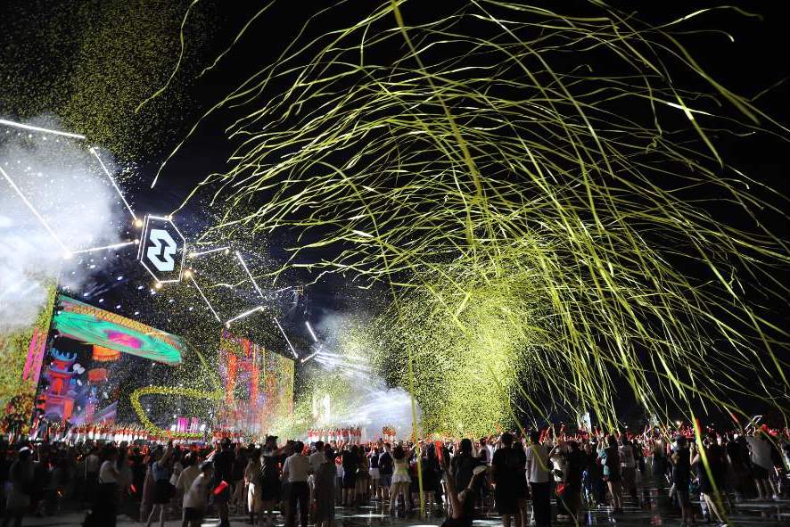 Unique national music festival swing, Soobin Hoang Son gave the monochord, Hoa Minzy gave 1,000 toys. Photo: Thanh Binh