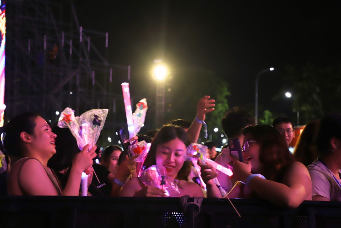 Nguoi ham mo thich thu voi mon qua tang dac biet tu ca si Hoa Minzy. Anh: Thanh Binh