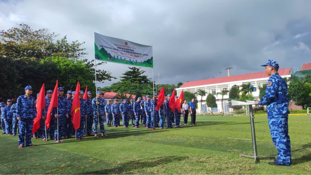 Phat dong ngay Thu bay tinh nguyen. Anh: BTL Vung CSB4