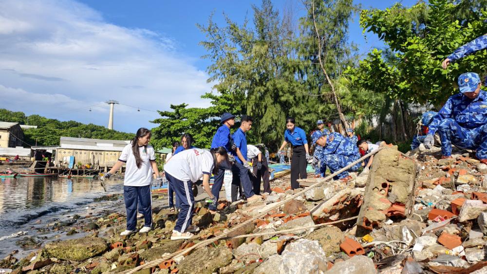 간부 간부 간부 군인 단원들이 푸 해안 지역을 청소합니다. 사진: CSB4 지역 사령부