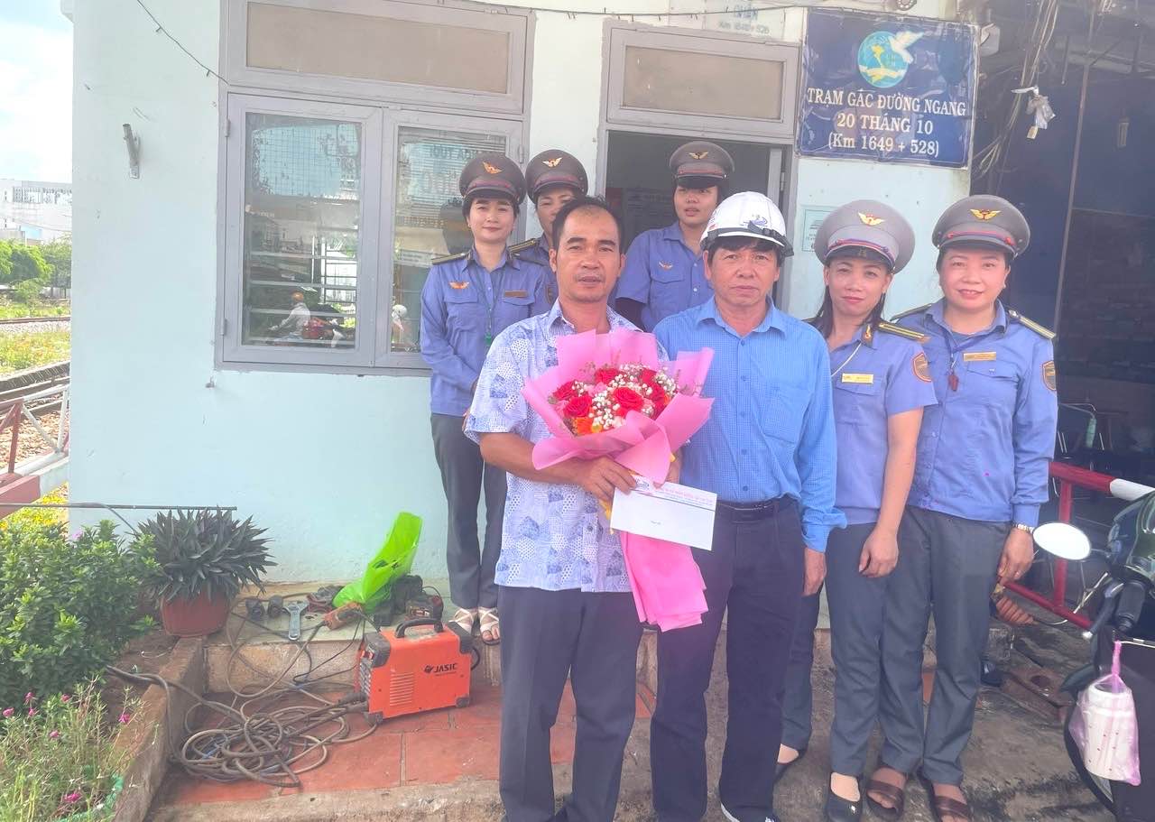 Dai dien Cong ty Co phan Duong sat Sai Gon khen thuong nguoi dan la ong Luu Duc Long (45 tuoi). Anh: HAC