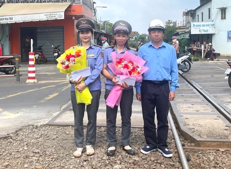 サイゴン鉄道株式会社の代表者は、ドンナイ省の2人の女性警備員を表彰しました。写真:HAC