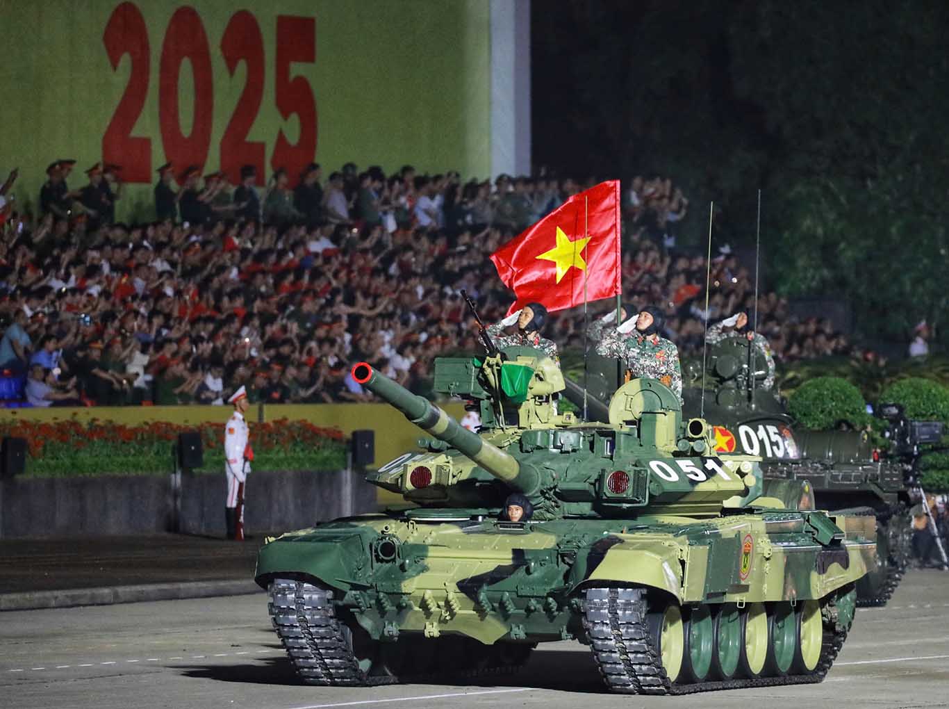 People closely monitor the traffic diversion plan to serve the A80 parade to have a convenient travel route. Photo: To The