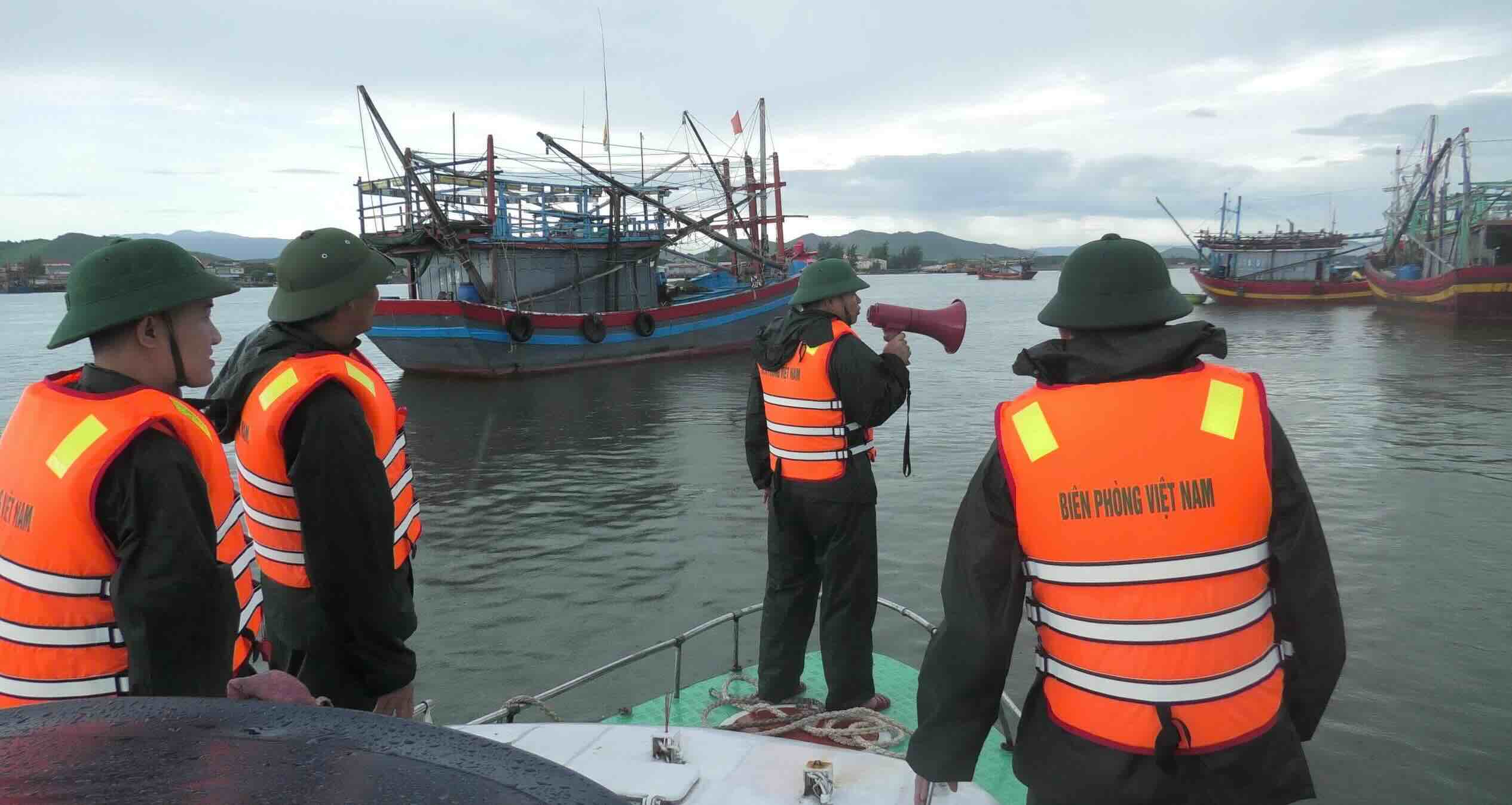 Quang Tri Border Guard mobilized nearly 1,000 officers and soldiers to respond to storm No. 5.