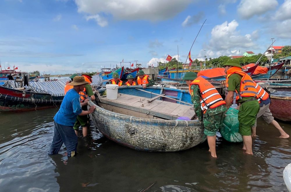 国境警備隊、警察は、台風5号を回避するために、人々が小型船やボートを陸に移動するのを支援しています。写真:H.Nguyen