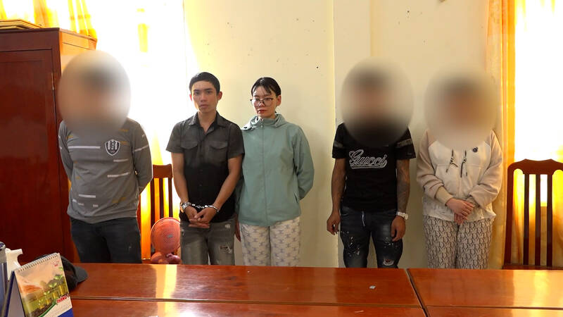 Dong Thap police temporarily detained 2 related subjects, discovered a group of 5 people using drugs in My Tra ward. Photo: Hoang Loc
