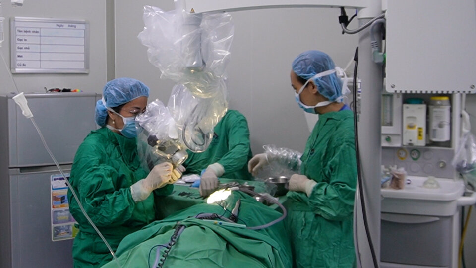 Manger du tiet canh un patient masculin devient soudainement sourd a cause d'une liaison bacterienne porcine